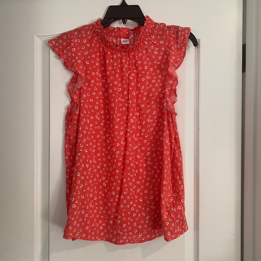 Gap floral top with ruffled cap sleeve
